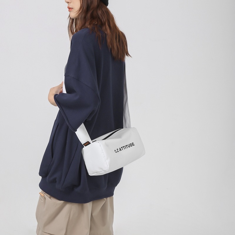 Unisex crossbody torba, lagana i kompaktna cilindrična torba za svakodnevne aktivnosti, vožnju biciklom, sport i jogu. Materijal Oxford platno, zatvarač, unutarnja džep za telefon, jednostruka naramenica.