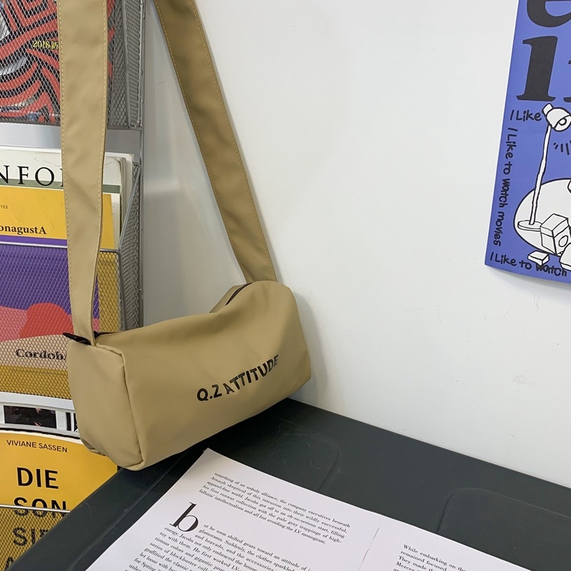 Unisex crossbody torba, lagana i kompaktna cilindrična torba za svakodnevne aktivnosti, vožnju biciklom, sport i jogu. Materijal Oxford platno, zatvarač, unutarnja džep za telefon, jednostruka naramenica.