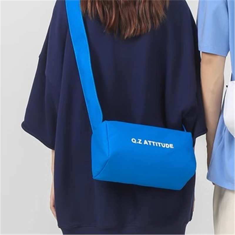 Unisex crossbody torba, lagana i kompaktna cilindrična torba za svakodnevne aktivnosti, vožnju biciklom, sport i jogu. Materijal Oxford platno, zatvarač, unutarnja džep za telefon, jednostruka naramenica.