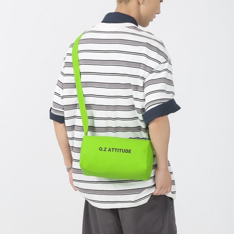 Unisex crossbody torba, lagana i kompaktna cilindrična torba za svakodnevne aktivnosti, vožnju biciklom, sport i jogu. Materijal Oxford platno, zatvarač, unutarnja džep za telefon, jednostruka naramenica.