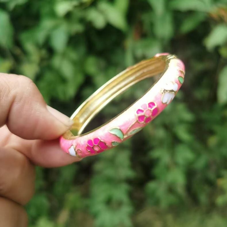 Gyermekeknek szóló cloisonné karkötő virágos áttört mintával, etnikus stílusú ékszer lányoknak