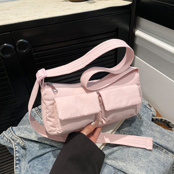 Casual lagana torba preko ramena za svakodnevnu upotrebu, s višestrukim džepovima, crossbody stil, proljeće 2026.