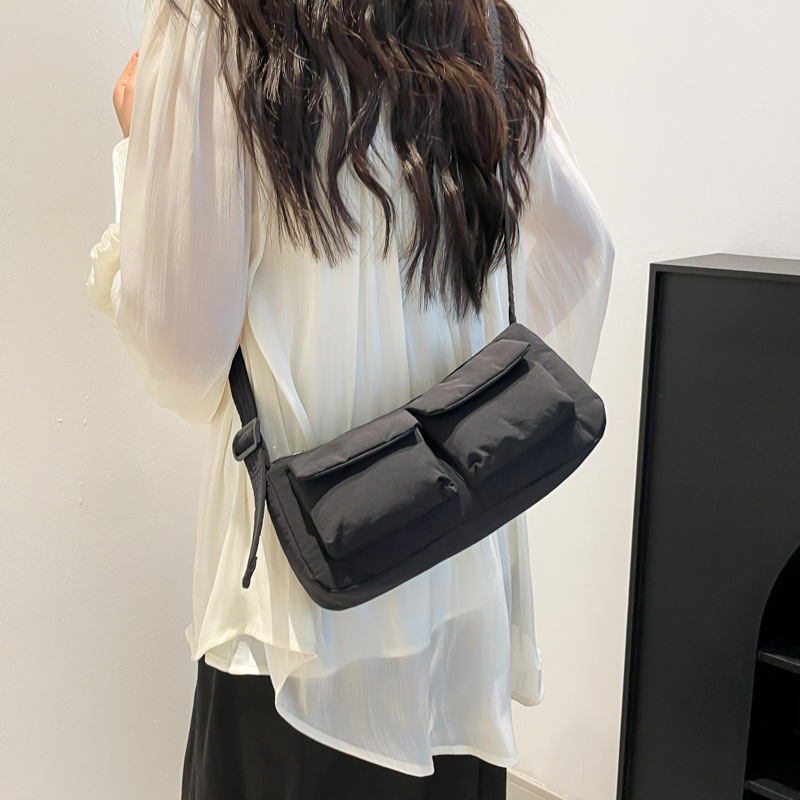 Casual lagana torba preko ramena za svakodnevnu upotrebu, s višestrukim džepovima, crossbody stil, proljeće 2026.