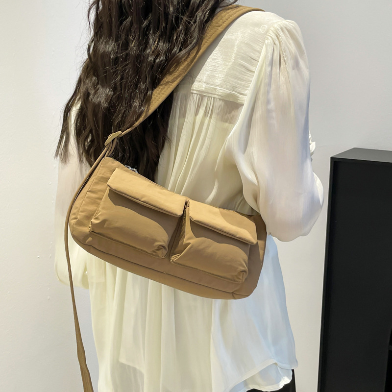 Casual lagana torba preko ramena za svakodnevnu upotrebu, s višestrukim džepovima, crossbody stil, proljeće 2026.