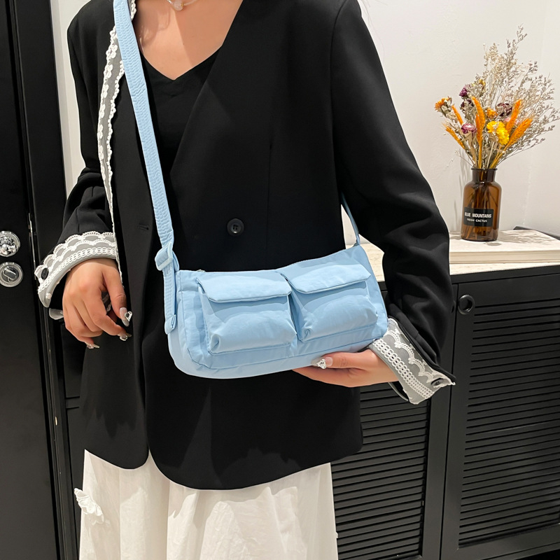 Casual lagana torba preko ramena za svakodnevnu upotrebu, s višestrukim džepovima, crossbody stil, proljeće 2026.