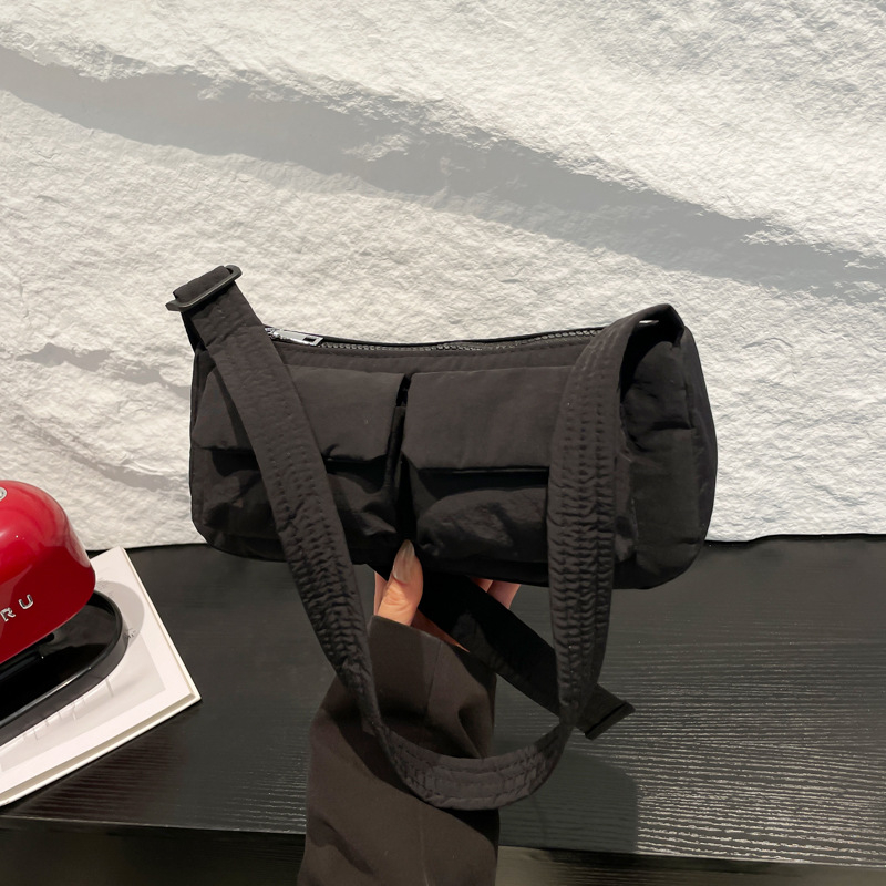 Casual lagana torba preko ramena za svakodnevnu upotrebu, s višestrukim džepovima, crossbody stil, proljeće 2026.