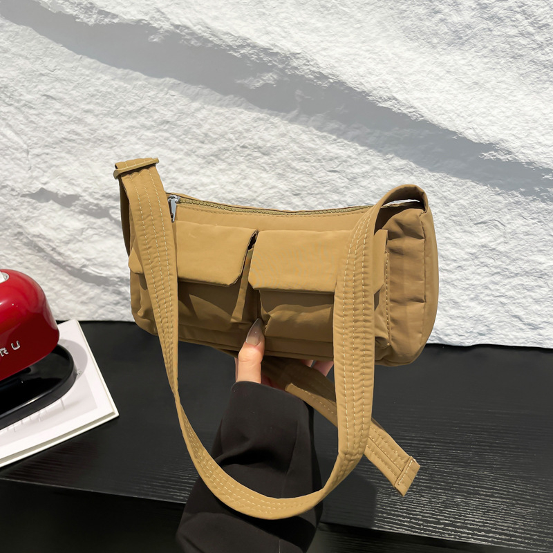 Casual lagana torba preko ramena za svakodnevnu upotrebu, s višestrukim džepovima, crossbody stil, proljeće 2026.
