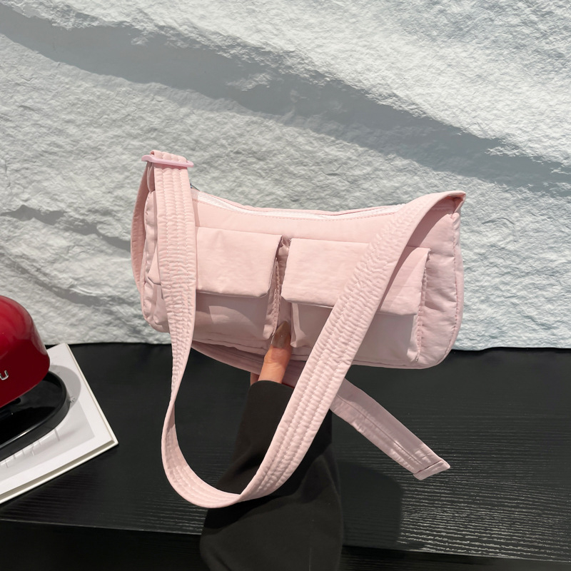 Casual lagana torba preko ramena za svakodnevnu upotrebu, s višestrukim džepovima, crossbody stil, proljeće 2026.