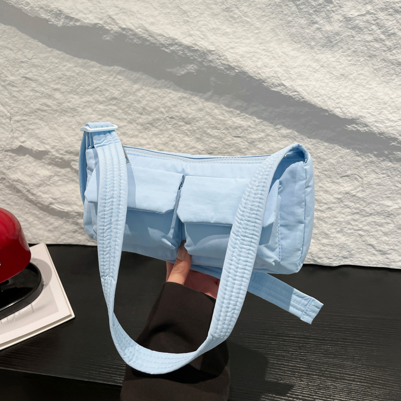 Casual lagana torba preko ramena za svakodnevnu upotrebu, s višestrukim džepovima, crossbody stil, proljeće 2026.
