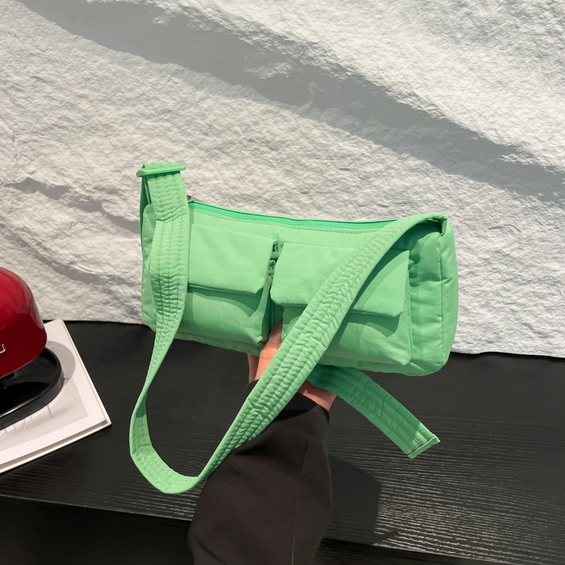 Casual lagana torba preko ramena za svakodnevnu upotrebu, s višestrukim džepovima, crossbody stil, proljeće 2026.