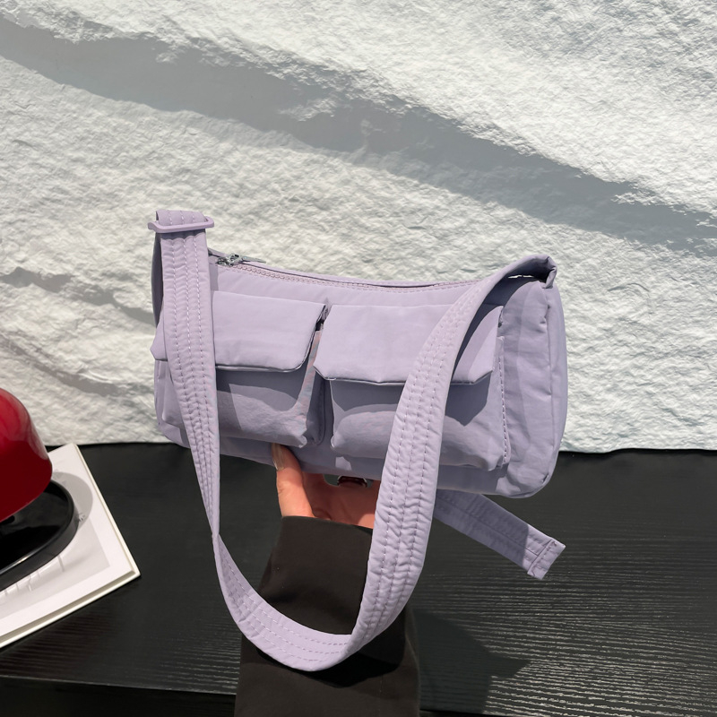 Casual lagana torba preko ramena za svakodnevnu upotrebu, s višestrukim džepovima, crossbody stil, proljeće 2026.