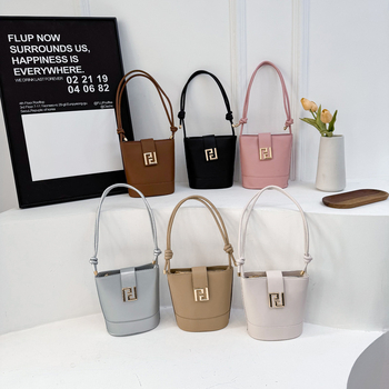 Geantă bucket modernă și elegantă, mână, vară 2025, design de nișă, pentru umăr sau crossbody