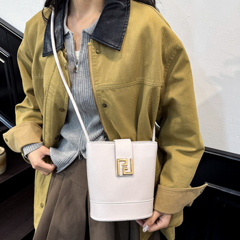 Geantă bucket modernă și elegantă, mână, vară 2025, design de nișă, pentru umăr sau crossbody
