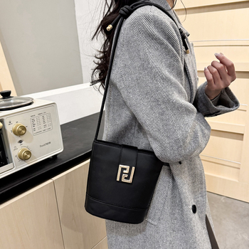 Geantă bucket modernă și elegantă, mână, vară 2025, design de nișă, pentru umăr sau crossbody
