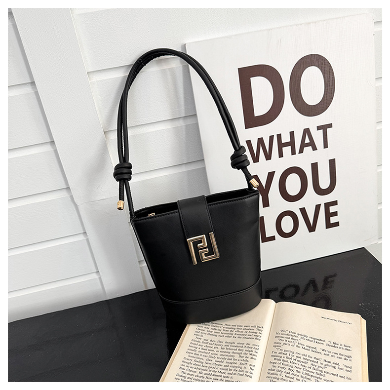 Geantă bucket modernă și elegantă, mână, vară 2025, design de nișă, pentru umăr sau crossbody