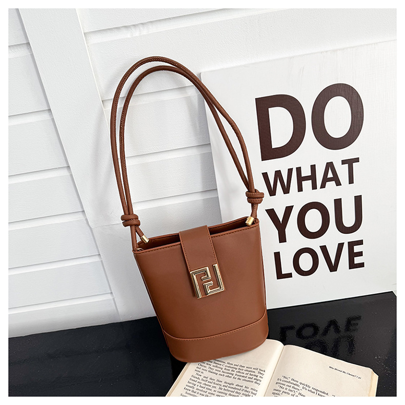 Geantă bucket modernă și elegantă, mână, vară 2025, design de nișă, pentru umăr sau crossbody