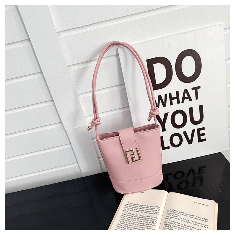 Geantă bucket modernă și elegantă, mână, vară 2025, design de nișă, pentru umăr sau crossbody
