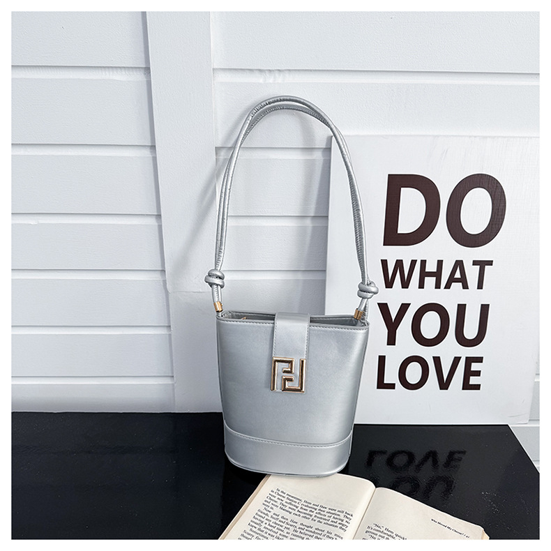 Geantă bucket modernă și elegantă, mână, vară 2025, design de nișă, pentru umăr sau crossbody