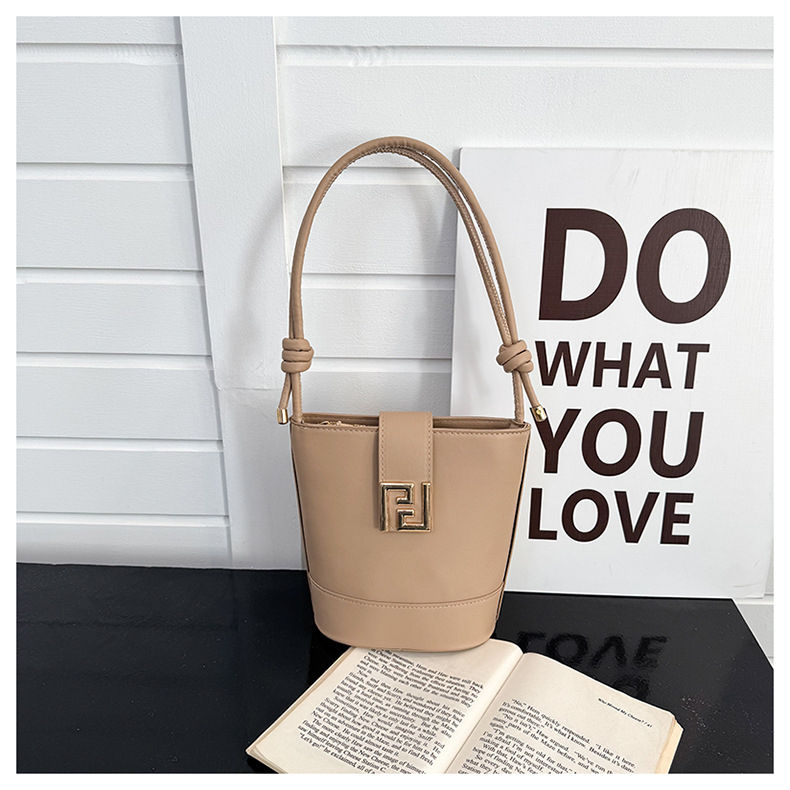 Geantă bucket modernă și elegantă, mână, vară 2025, design de nișă, pentru umăr sau crossbody