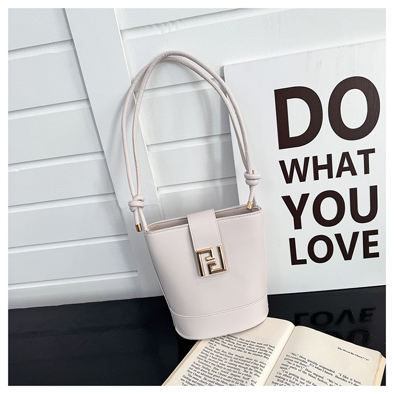 Geantă bucket modernă și elegantă, mână, vară 2025, design de nișă, pentru umăr sau crossbody