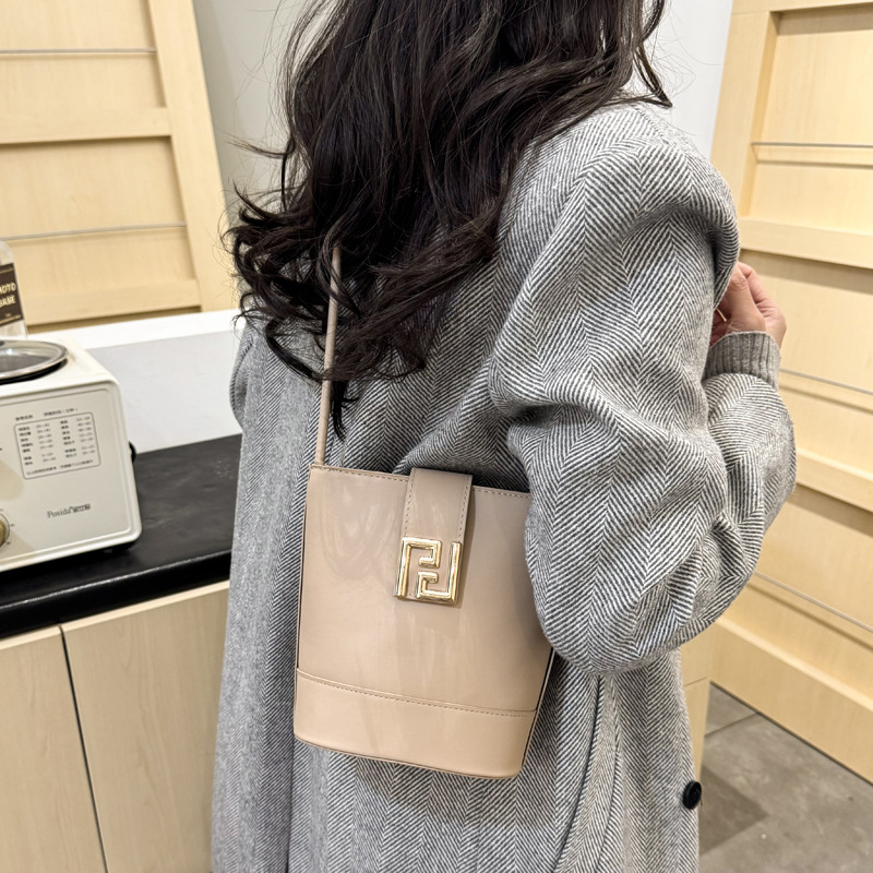 Geantă bucket modernă și elegantă, mână, vară 2025, design de nișă, pentru umăr sau crossbody
