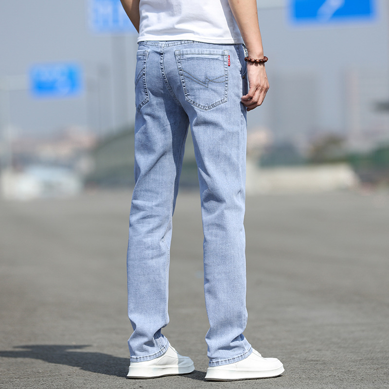 Férfiaknak laza, egyenes szabású farmernadrág, prémium rugalmas denim, világos mosás, őszi mindennapi viselet