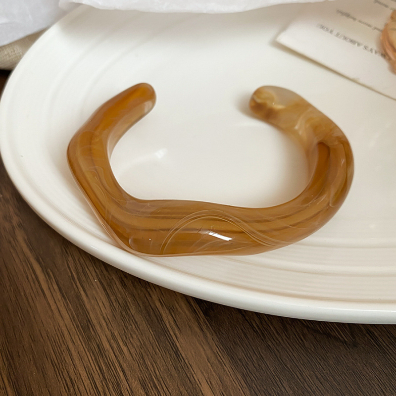 Szabálytalan gradiens nyitott karkötő, minimalist stílus, akril, női ékszer