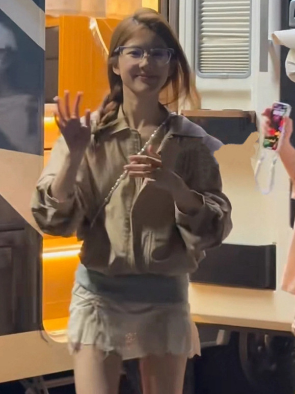 Khaki kratko sako s reverom tipa lapel, širok kroj, casual top