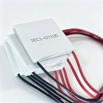 TEC1-07105 termoelektrična ploča za hlađenje, 8,4V, napajana dvostrukim litijskim baterijama, dimenzije 30x30x3.8 mm