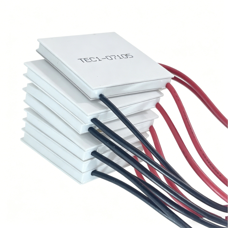 TEC1-07105 termoelektrična ploča za hlađenje, 8,4V, napajana dvostrukim litijskim baterijama, dimenzije 30x30x3.8 mm