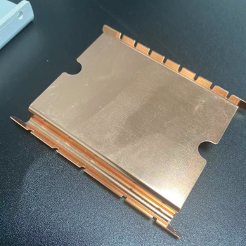 Prilagođeni aluminijski stancirani dijelovi za elektronički pojačalo i hladnjak