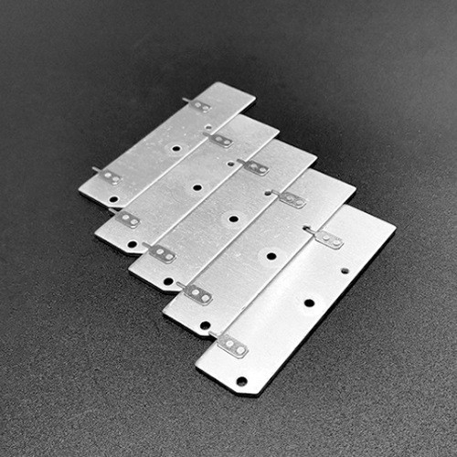 Prilagođeni aluminijski stancirani dijelovi za elektronički pojačalo i hladnjak