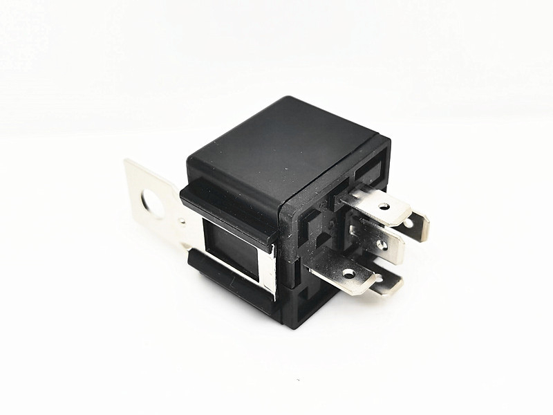 Huigang CMA31-C 12V/24V autó relé, 5 tűs, 30A
