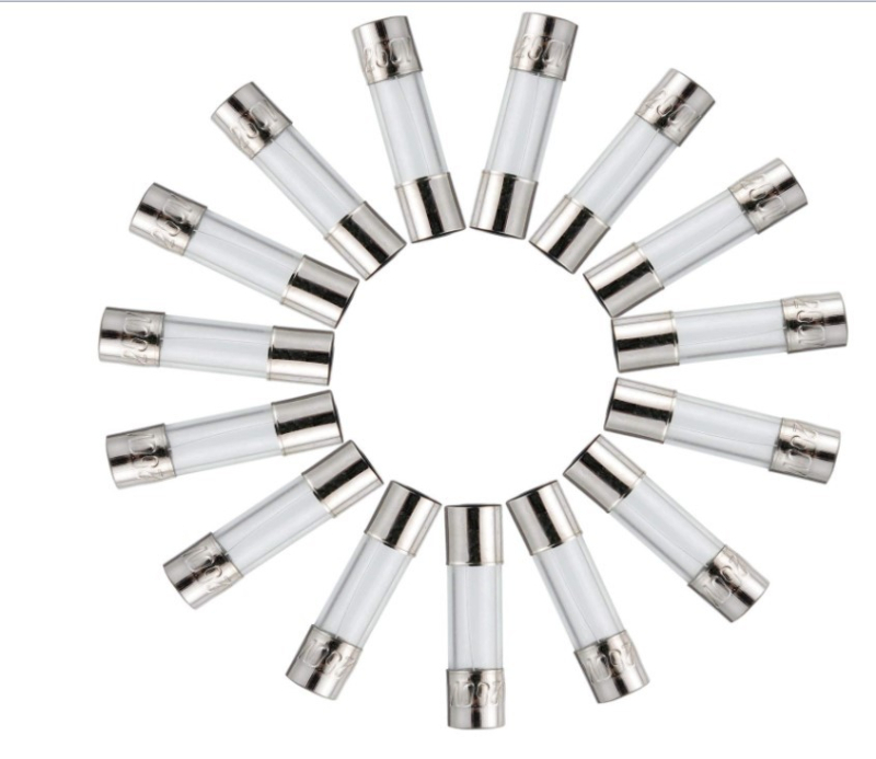 150 komada staklenih osigurača 5×20 mm, 250 V, brzo djelujući, s držačem osigurača i crvenim 22 AWG kabelom, 0,1–20 A