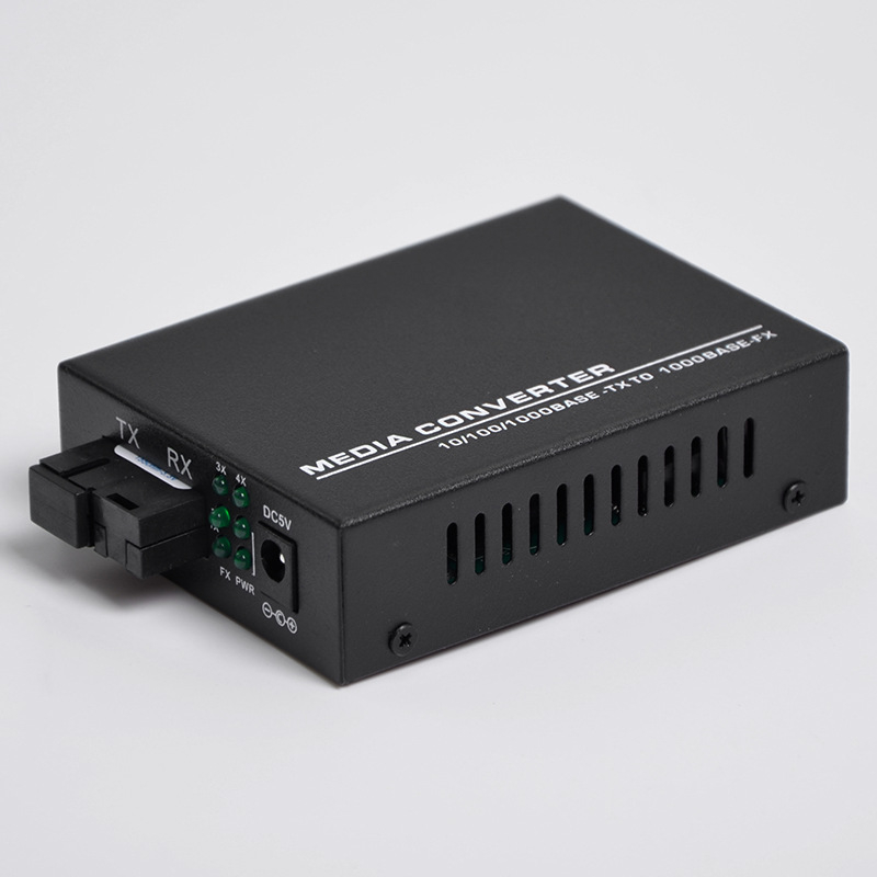 Giga-bitni optičko-električni transceiver za jednomodno vlakno, SC priključak, 1550 nm
