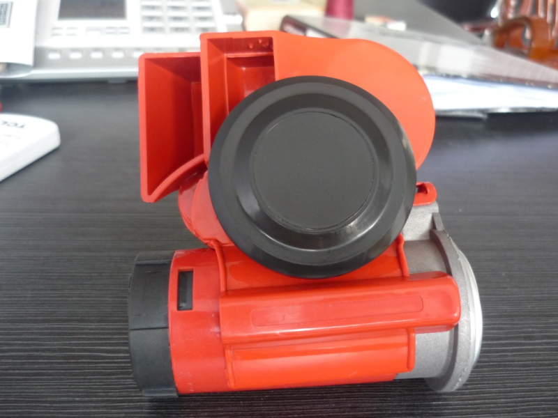 12V automobilni zrakovni rog s integriranim električnim pumpom, crni, 125–135 dB, univerzalna kompatibilnost