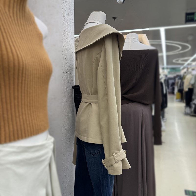 Thirteen Rows 2026 jesen, korejski stil, kratki kaki trenč Kaput s dvostrukim kopčanjem za žene