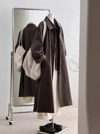 Ženski trench u japanskom stilu, smeđa boja, dugačak, proljeće–jesen 2025, casual stil, nadahnut Hepburn stilom
