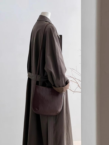 Ženski trench u japanskom stilu, smeđa boja, dugačak, proljeće–jesen 2025, casual stil, nadahnut Hepburn stilom