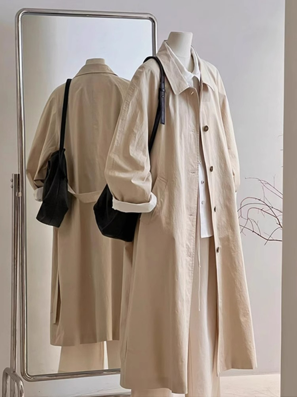 Ženski trench u japanskom stilu, smeđa boja, dugačak, proljeće–jesen 2025, casual stil, nadahnut Hepburn stilom