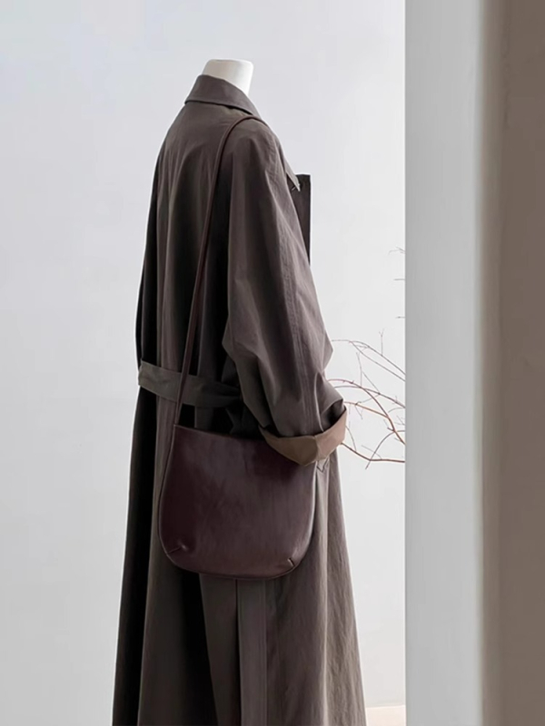 Ženski trench u japanskom stilu, smeđa boja, dugačak, proljeće–jesen 2025, casual stil, nadahnut Hepburn stilom