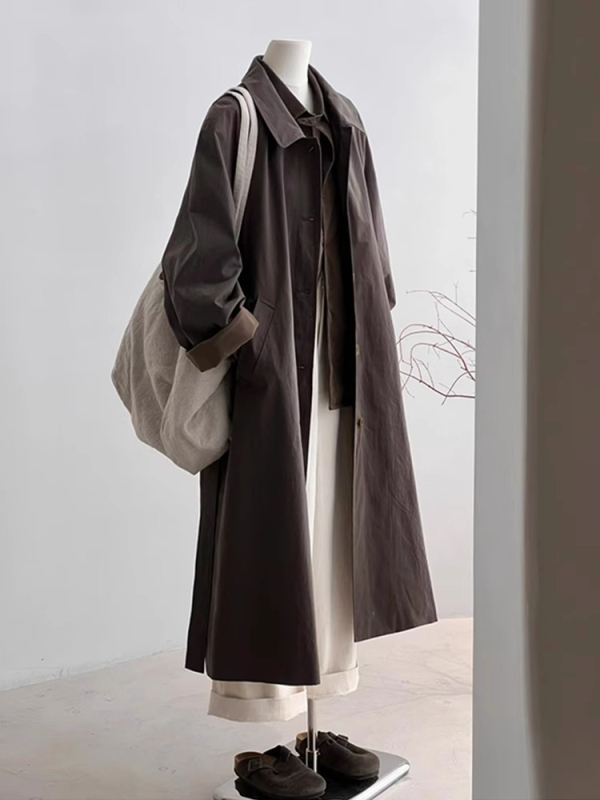 Ženski trench u japanskom stilu, smeđa boja, dugačak, proljeće–jesen 2025, casual stil, nadahnut Hepburn stilom