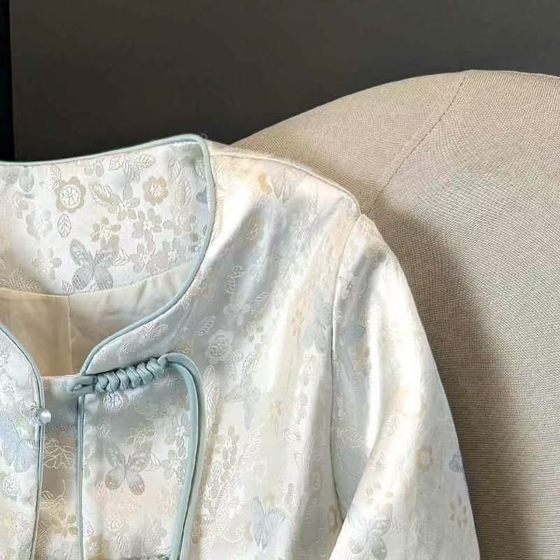 Poliesterski kaput s žakardnim uzorkom u obliku mašne, okrugli ovratnik, dugi rukavi, opušten kroj, srednja duljina, kopčanje na gumbe, proljeće 2025