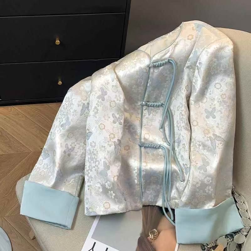 Poliesterski kaput s žakardnim uzorkom u obliku mašne, okrugli ovratnik, dugi rukavi, opušten kroj, srednja duljina, kopčanje na gumbe, proljeće 2025