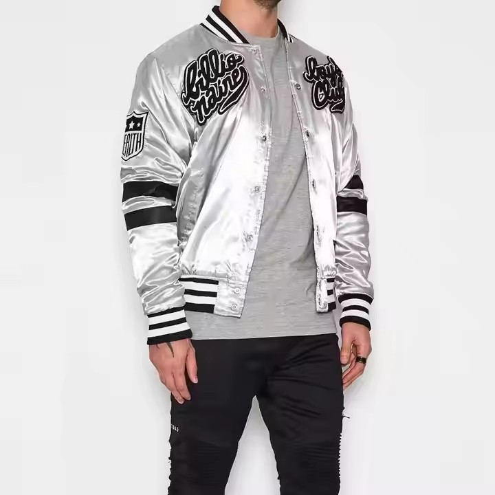 Saten jakna s PU kožnim rukavima, izvezen logotip u američkom sveučilišnom stilu, prilagođeni streetwear bomber jakna