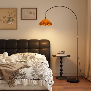 Vintage podna lampa s cvjetnim uzorkom i crvenim mramornim abažurom, za dnevni boravak i spavaću sobu