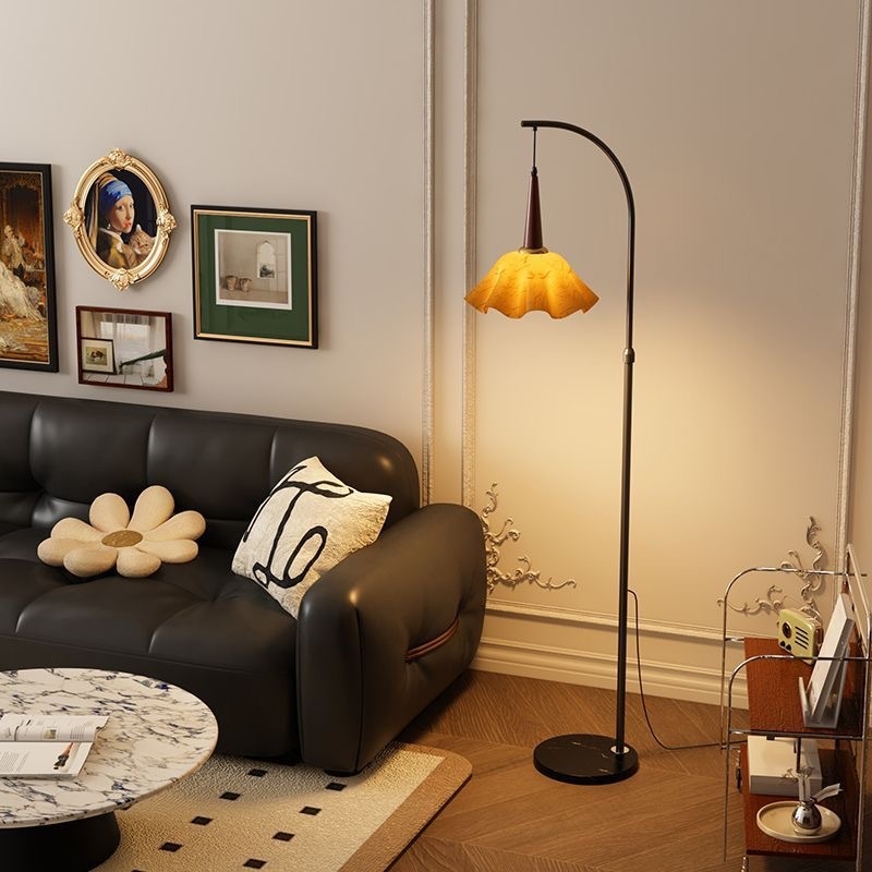 Vintage podna lampa s cvjetnim uzorkom i crvenim mramornim abažurom, za dnevni boravak i spavaću sobu