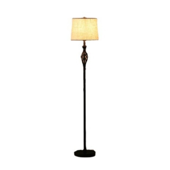 Podna lampa s američkim uvijenim abažurom, moderno minimalističko unutarnje osvjetljenje.