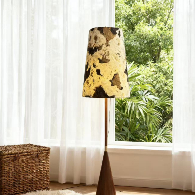 Francuska retro podna lampa od masivnog drveta, stil Wabi-Sabi, za dnevni boravak, kut kauča, radni prostor i spavaću sobu
