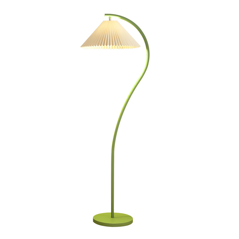 Nordijska podna lampa krem boje, plisirano sjenilo, metalno tijelo, LED
